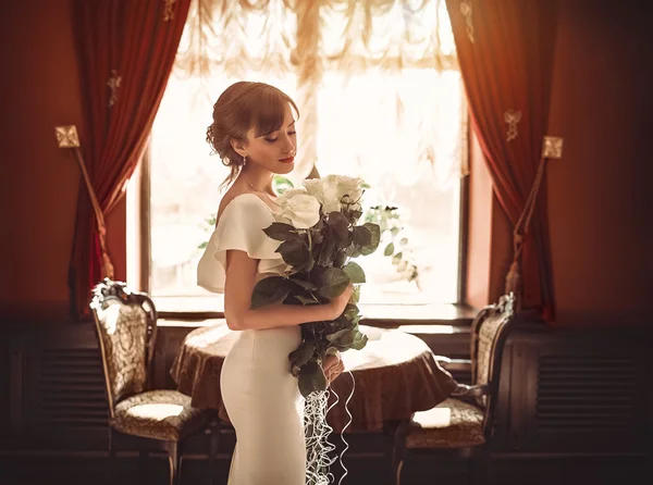 Belle mariée avec bouquet de roses — Photo