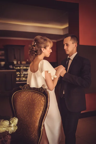 Glückliche Braut und Bräutigam zur Hochzeit — Stockfoto