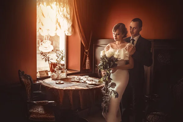 Bride and groom on their wedding day — Stock Photo, Image