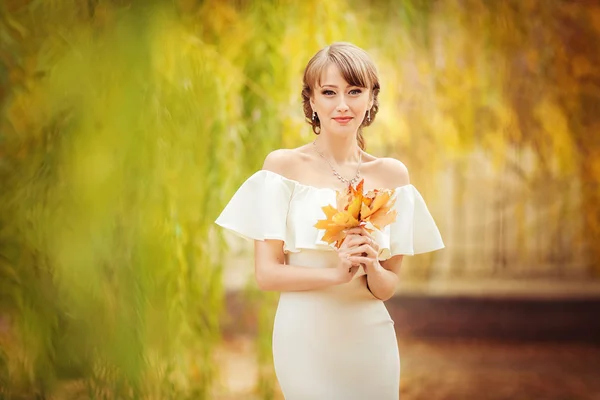 Hermosa novia con hojas de arce — Foto de Stock