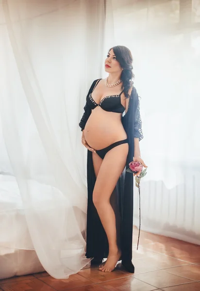 Mulher grávida em roupa interior preta — Fotografia de Stock