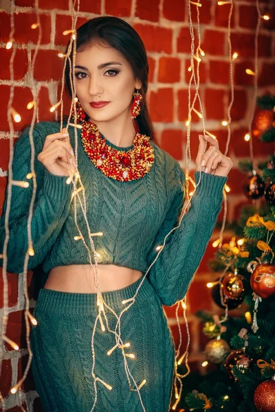 Femme près de l'arbre de Noël — Photo