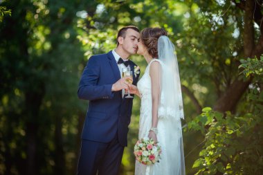 Gelin ve damat şampanya içmek