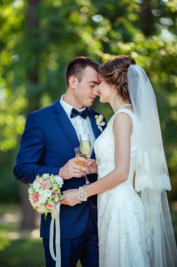 Gelin ve damat şampanya içmek