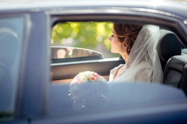 Arabada oturan güzel gelin