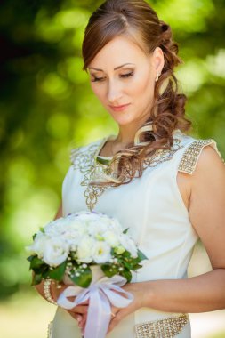 Gelin Bahçe Beyaz elbiseli