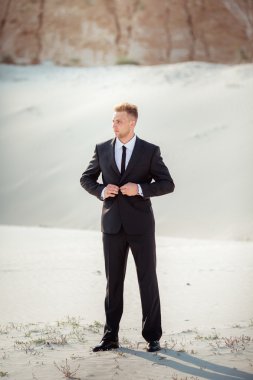 Siyah takım elbiseli poz işadamı