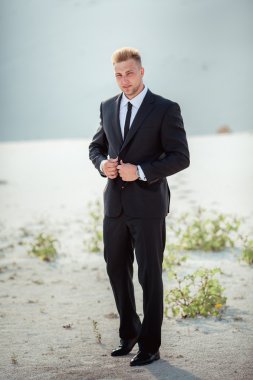 Siyah takım elbiseli poz işadamı