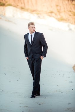 siyah elbiseli genç işadamı