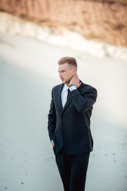 siyah elbiseli genç işadamı