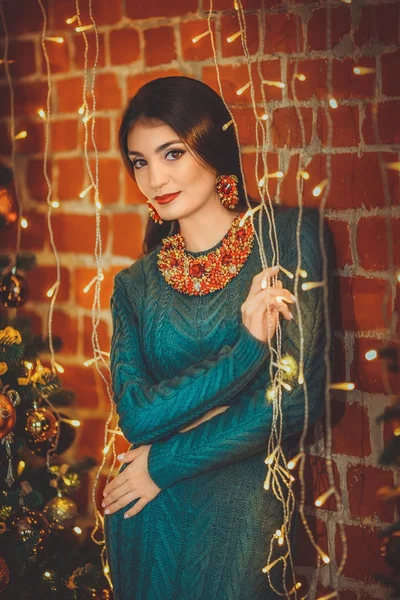 Vrouw in de buurt van de kerstboom — Stockfoto