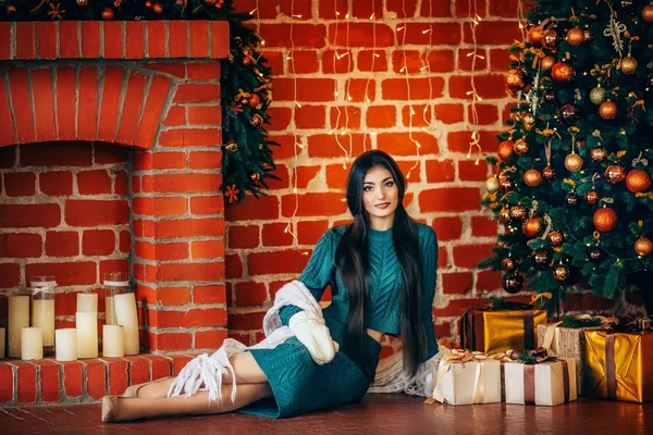 Donna con regali vicino all'albero di Natale — Foto Stock