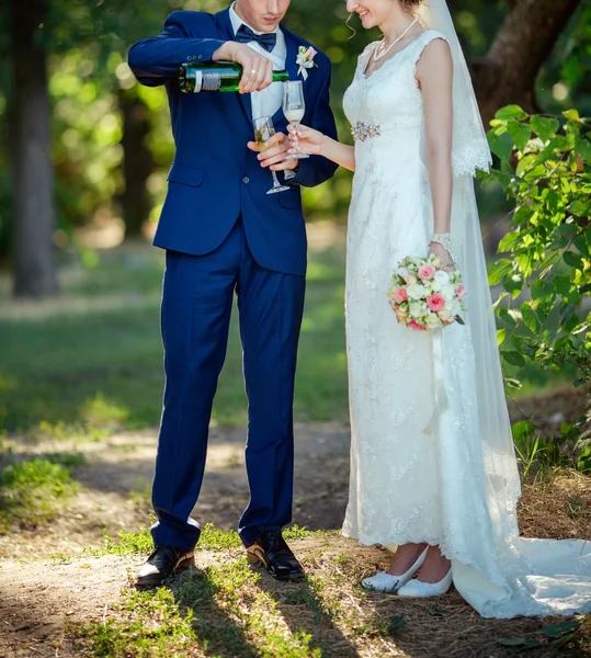 Braut und Bräutigam trinken Champagner — Stockfoto