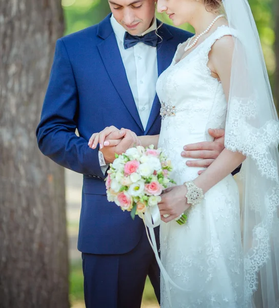 Braut und Bräutigam am Hochzeitstag — Stockfoto