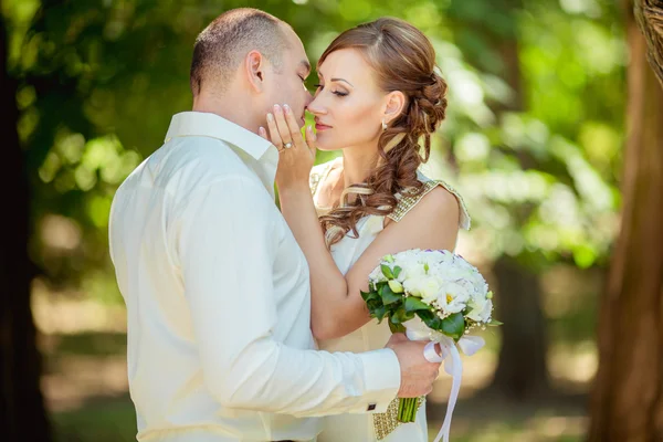 Brud och brudgum på deras bröllopsdag — Stockfoto