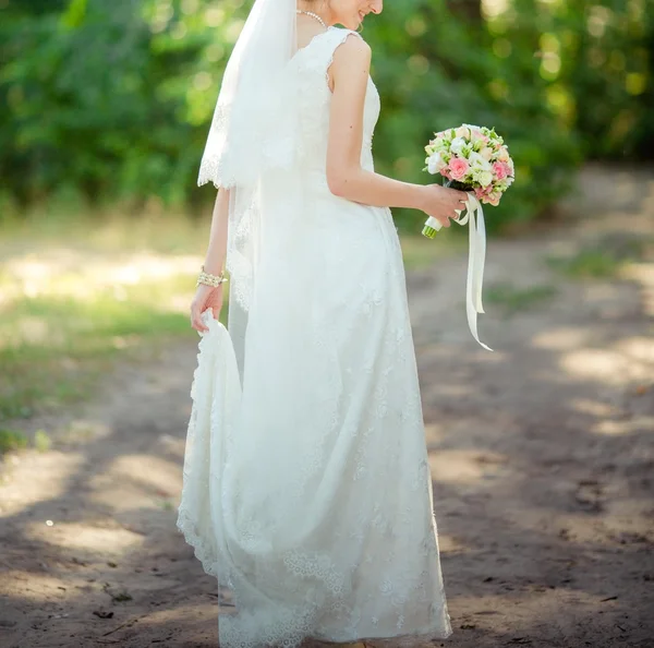 Noiva com buquê posando ao ar livre — Fotografia de Stock