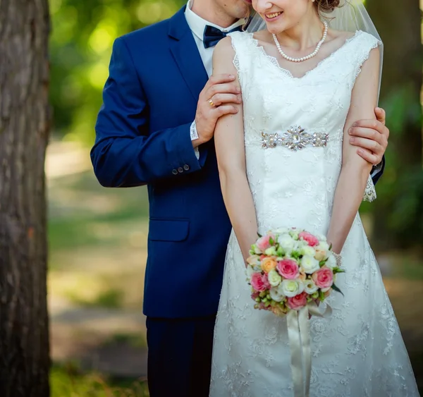 Braut und Bräutigam am Hochzeitstag — Stockfoto