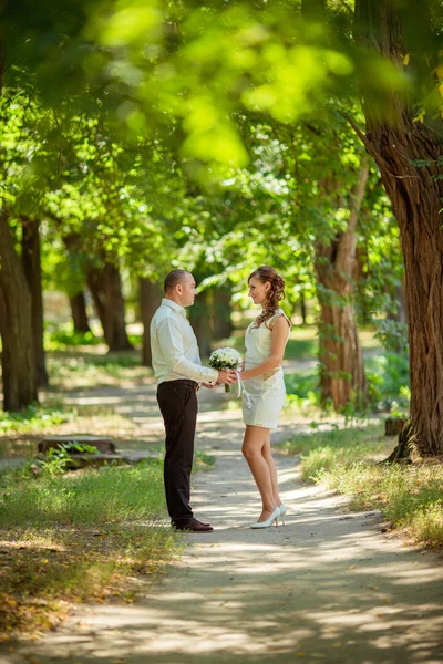 Mariée et marié le jour de leur mariage — Photo