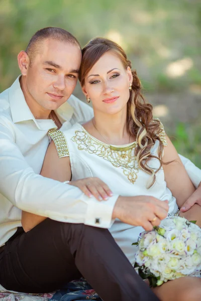 Bride and groom on their wedding day — Stock Photo, Image