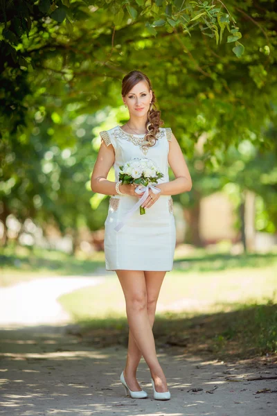 Braut im weißen Kleid im Garten — Stockfoto