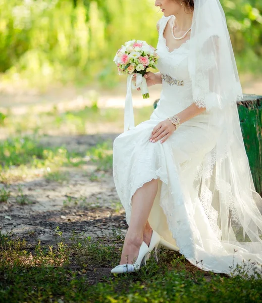 Braut mit Strauß posiert im Freien — Stockfoto