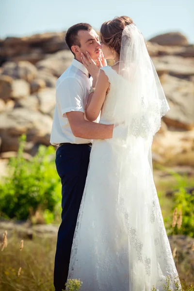 Braut und Bräutigam zur Hochzeit — Stockfoto