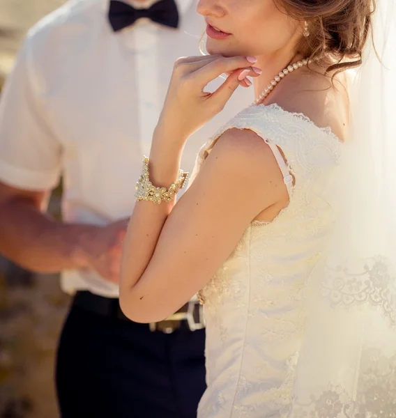 Braut und Bräutigam zur Hochzeit — Stockfoto