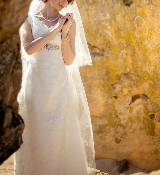 Bruden i vit klänning poserar utomhus — Stockfoto
