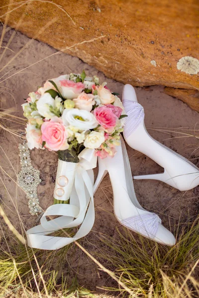 Chaussures de mariage, bouquet et anneaux féminins — Photo