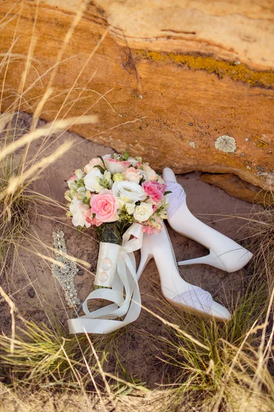Kvinnliga bröllop skor, bukett och ringar — Stockfoto