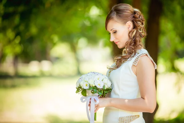 Noiva em vestido branco no jardim — Fotografia de Stock