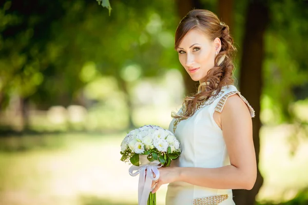 Menyasszony, fehér ruhában, a kertben — Stock Fotó