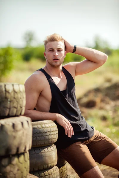 Hermoso hombre casual al aire libre — Foto de Stock