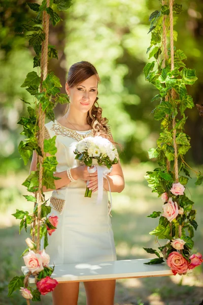 庭の白いドレスの花嫁 — ストック写真