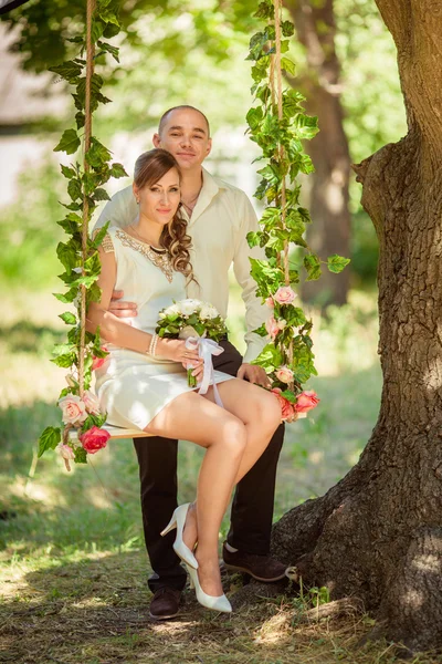 Bride and groom on their wedding day — Stock Photo, Image