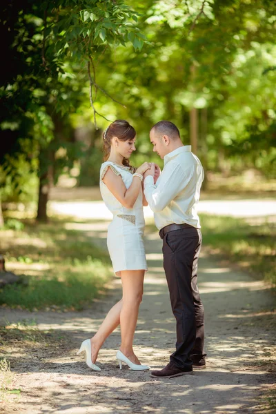 Bride and groom on their wedding day — Stock Photo, Image