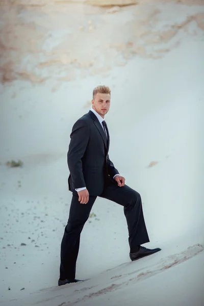 Ung affärsman i svart kostym — Stockfoto