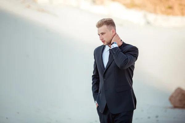 Joven empresario en traje negro —  Fotos de Stock