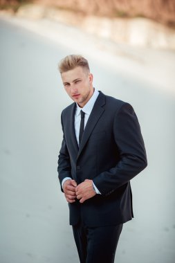 siyah elbiseli genç işadamı