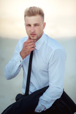 Genç işadamı açık havada poz