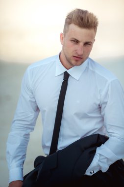 Genç işadamı açık havada poz