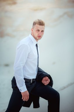 Genç işadamı açık havada poz