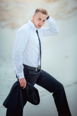 Genç işadamı açık havada poz