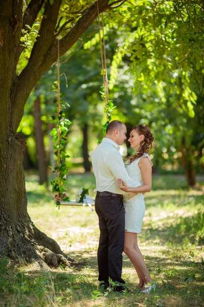 Braut und Bräutigam am Hochzeitstag — Stockfoto