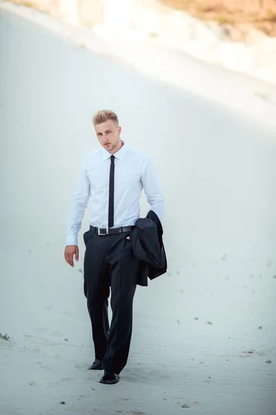 Joven hombre de negocios posando al aire libre — Foto de Stock