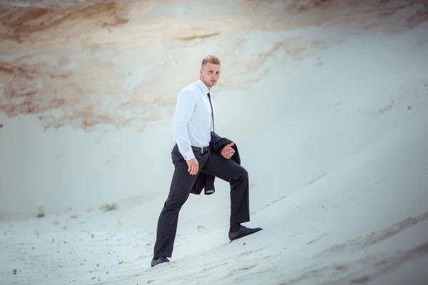 Young businessman posing outdoors — Stock Photo, Image