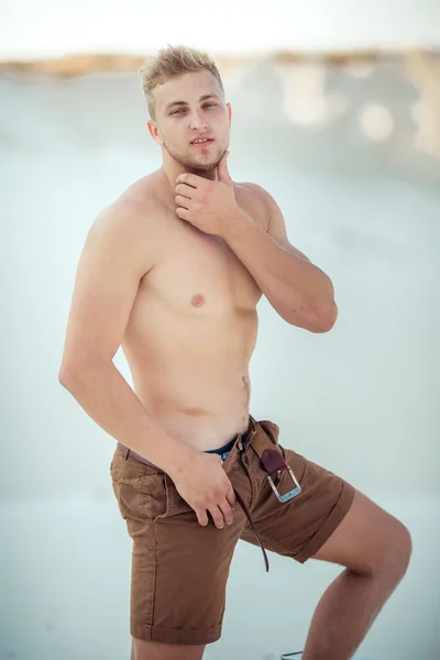 Pria kasual dengan tubuh telanjang — Stok Foto