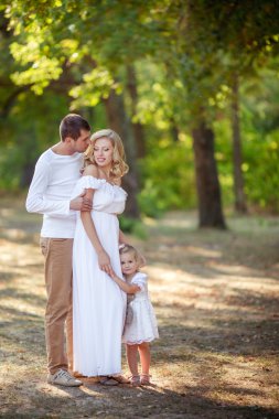 Üç yeşil bahçe içinde güzel aile