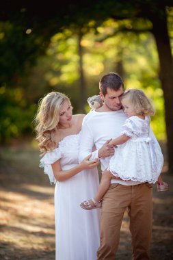 Üç yeşil bahçe içinde güzel aile