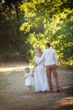 Üç yeşil bahçe içinde güzel aile